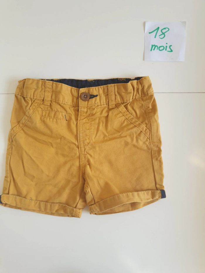 Short court chino moutarde