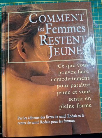 Livre "comment les femmes restent jeunes" en très bon état