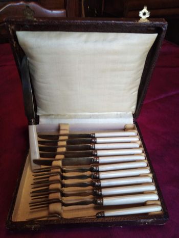 6 couteaux et 6 fourchettes anciens