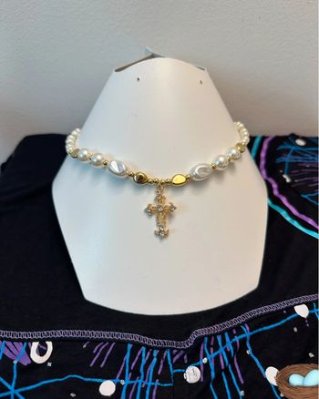 Joli collier perle blanche et doré avec croix doré