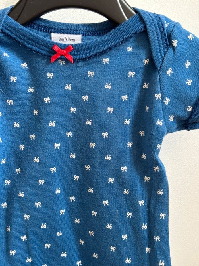 Lot 2 bodies manches courtes noeuds Petit Bateau 3 mois - photo numéro 10