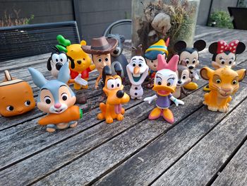 14 figurines personnages Disney 