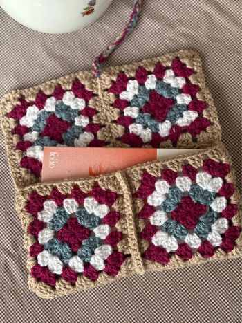 Pochette protège livre, crochet Granny square