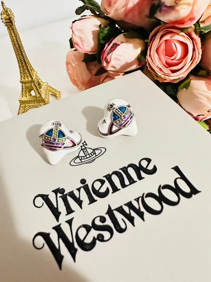 🪐Boucles d’oreilles Vivienne Westwood – Cœurs blancs & logo Orbite multicolore – Rare & iconique - photo numéro 4