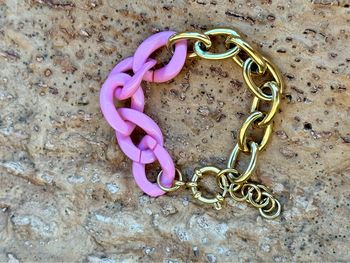 Bracelet mi chaîne maillons larges mi résine rose fermoir bouée xl réglable