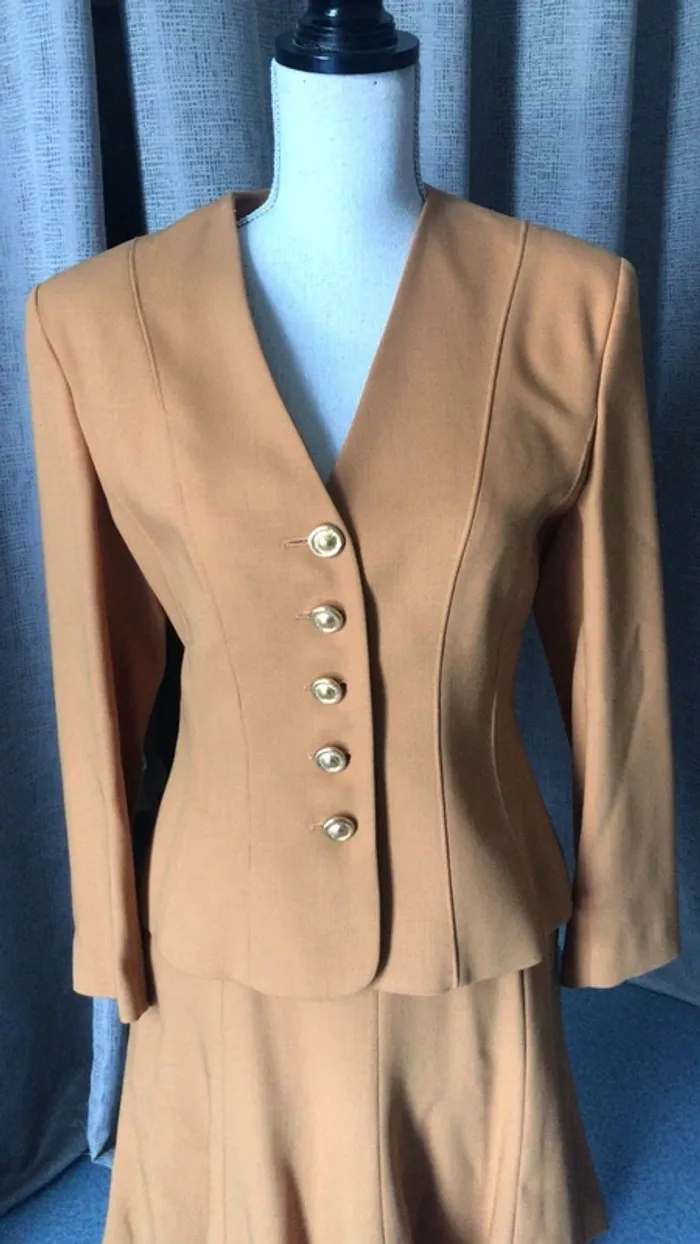 Tailleur - photo numéro 2
