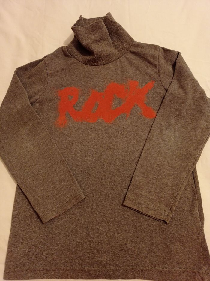 Pull col roulé gris avec inscription devant un roc marquis en rouge - photo numéro 2