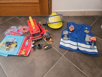 Lot déguisement et jouet sam le pompier 