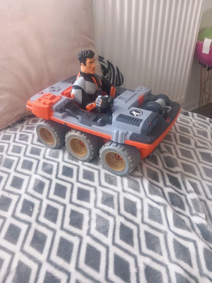 Figurine action man avec son véhicule