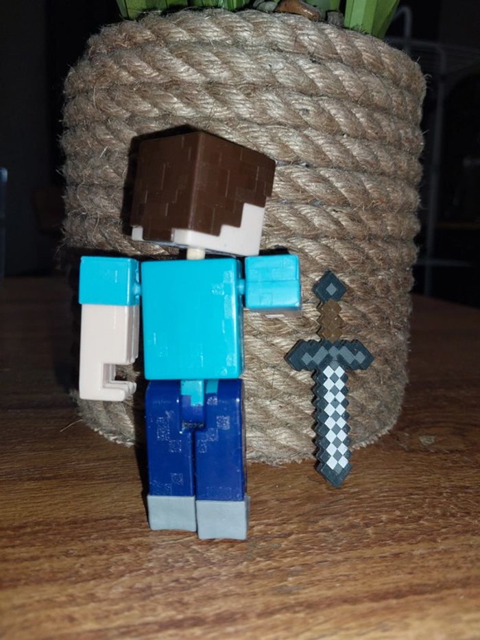 Figurine minecraft avec épée - photo numéro 2