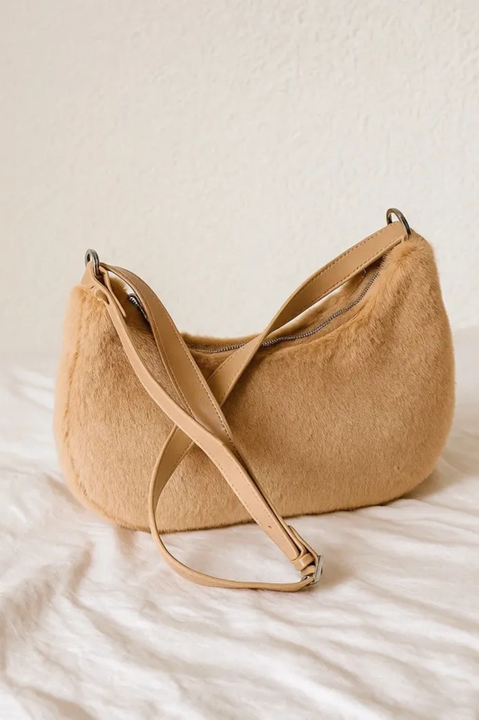 Sac à main épaule beige en fausse fourrure – tendance