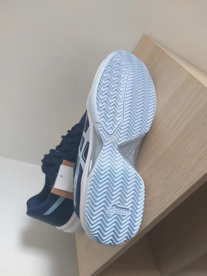 Basket Asics neuve - photo numéro 3