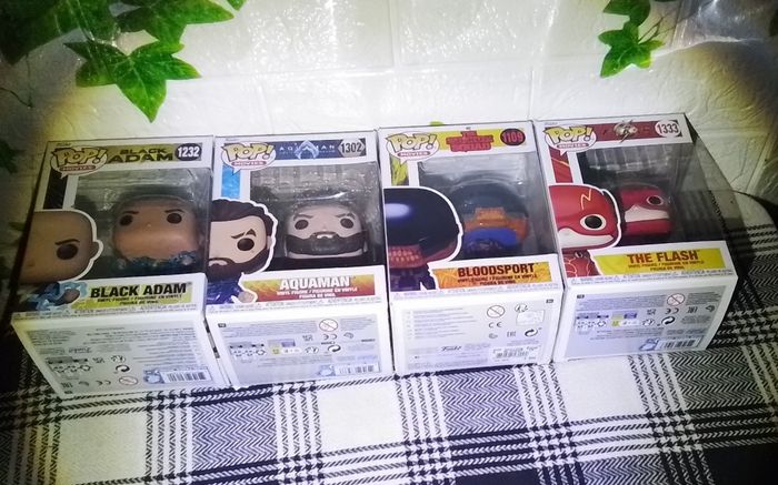 Lot 4 figurines pops héros  DC comics  Black adam  flash  aquaman bloodsport - photo numéro 3