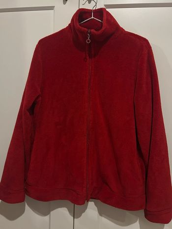 564 - polaire rouge Etam