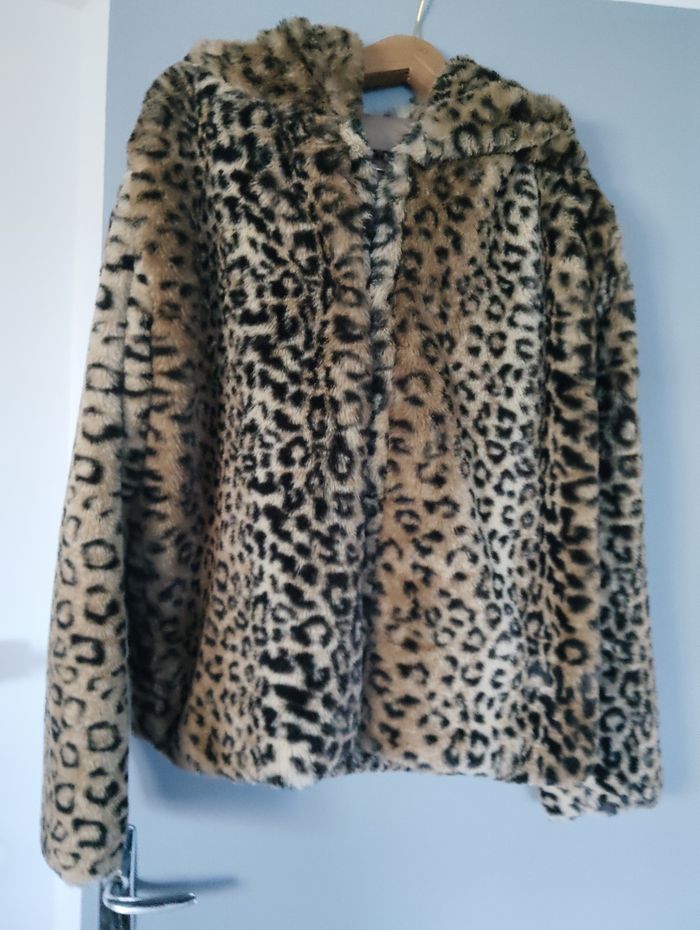Veste léopard en fausse fourrure à capuche.