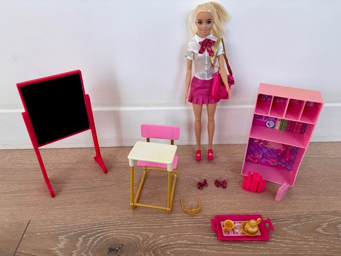 Mattel poupée Barbie Coffret Classe Royale avec accessoires - photo numéro 2