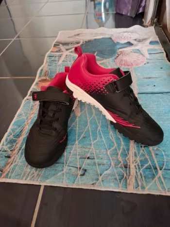 Baskets Athlétisme p36 noir et rose lacets scratchs