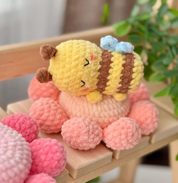 🧸🐝 Peluche abeille avec fleur faite main au crochet