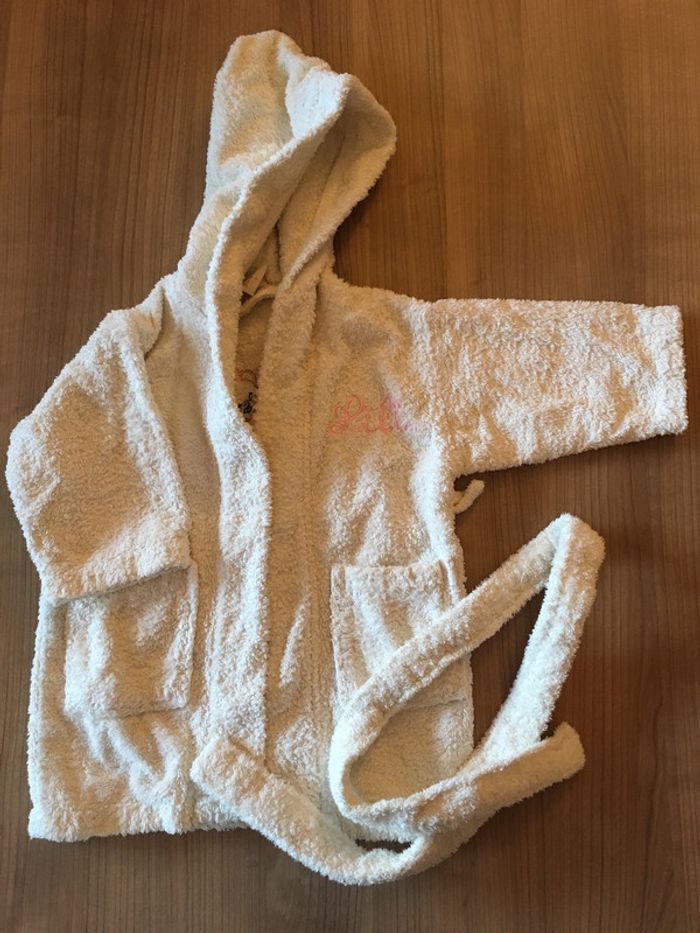Peignoir Carré Blanc brodé prénom Lili taille 2