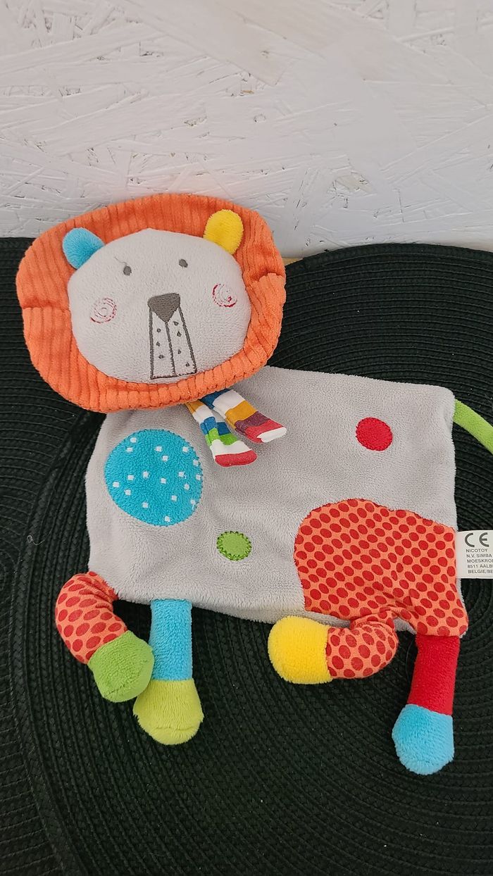 Lion NICOTOY doudou plat beige, rouge, bleu crinière orange - photo numéro 2