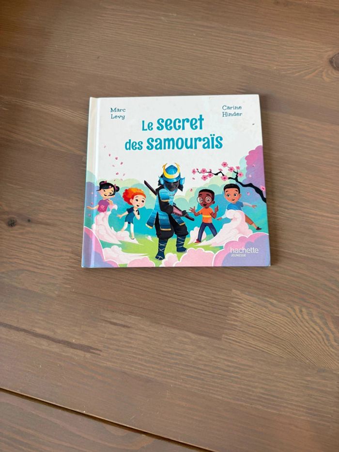 Livre "Le Secret des Samouraïs" de Marc Levy et Carine Hinder - Très Bon État
