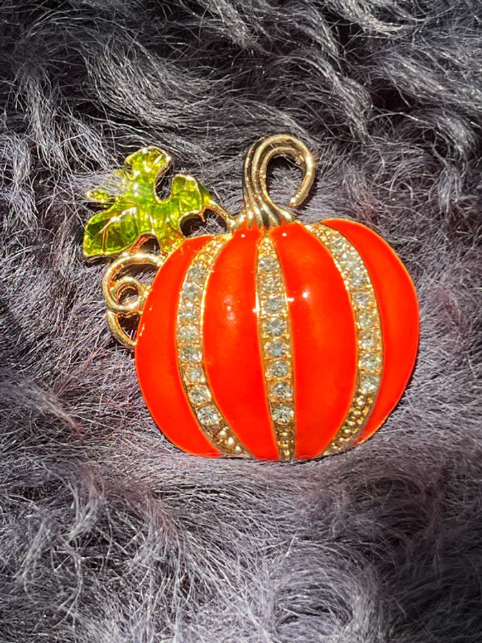 🎃 Broche Citrouille Dorée & Orange Strassée – Élégance Automnale 🎃