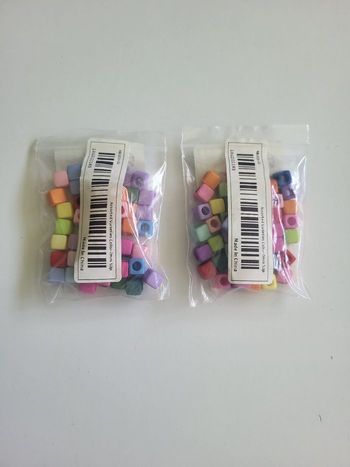 Perles carrées multicolores 