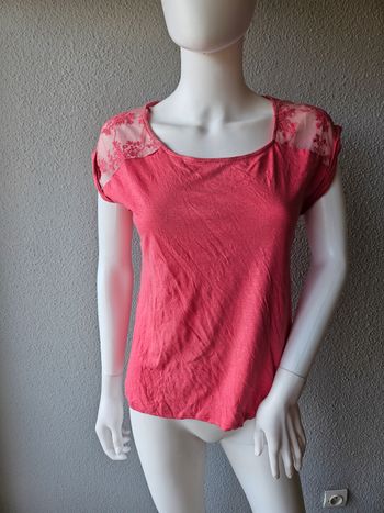 Tee shirt avec dentelle rose