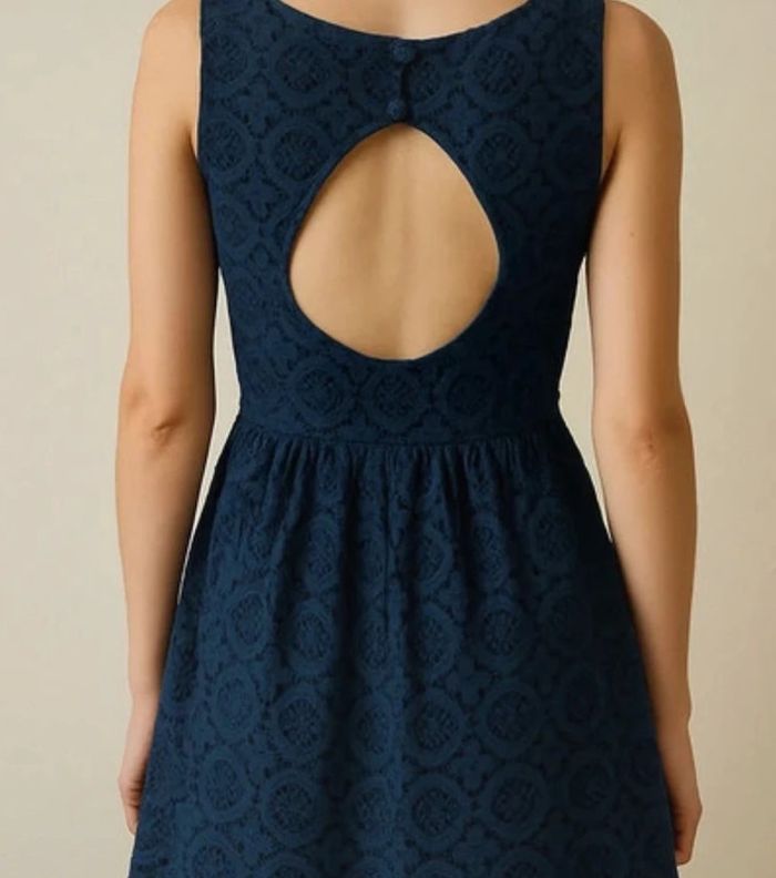 💙 Robe courte dos nu en dentelle bleu marine Molly Bracken taille xs Navy Blue Lace Short Dress - photo numéro 2