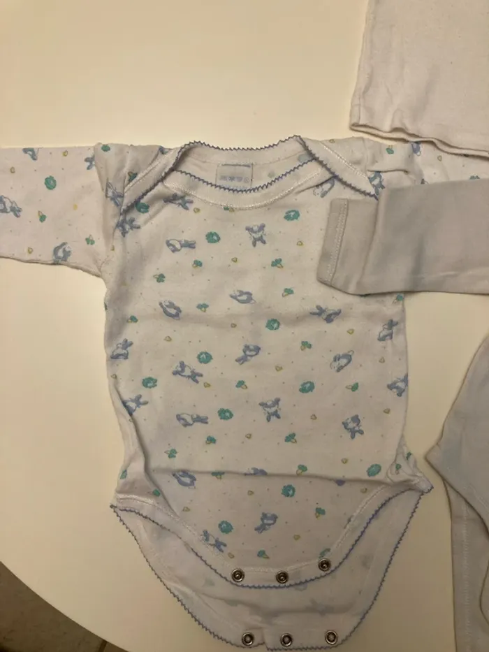 Lot 3 body manches longues 6M + 1 tee shirt blanc - photo numéro 3
