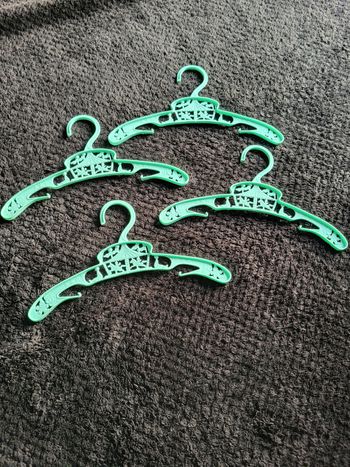 Vends lot de 4 porte manteaux bébé