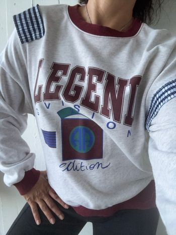 Sweat Brigitte Bardot aux couleurs rétro et aux détails graphiques affirmés.