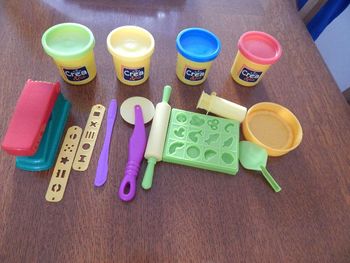 Accessoires pâte à modeler + 4 gros pots