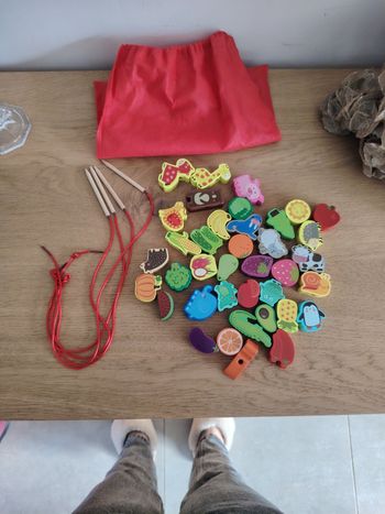 Jeu en bois perles animales à enfiler tbe