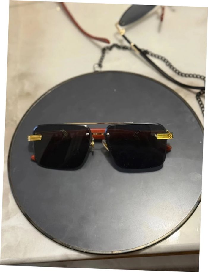 Lunette de soleil noire rouge
