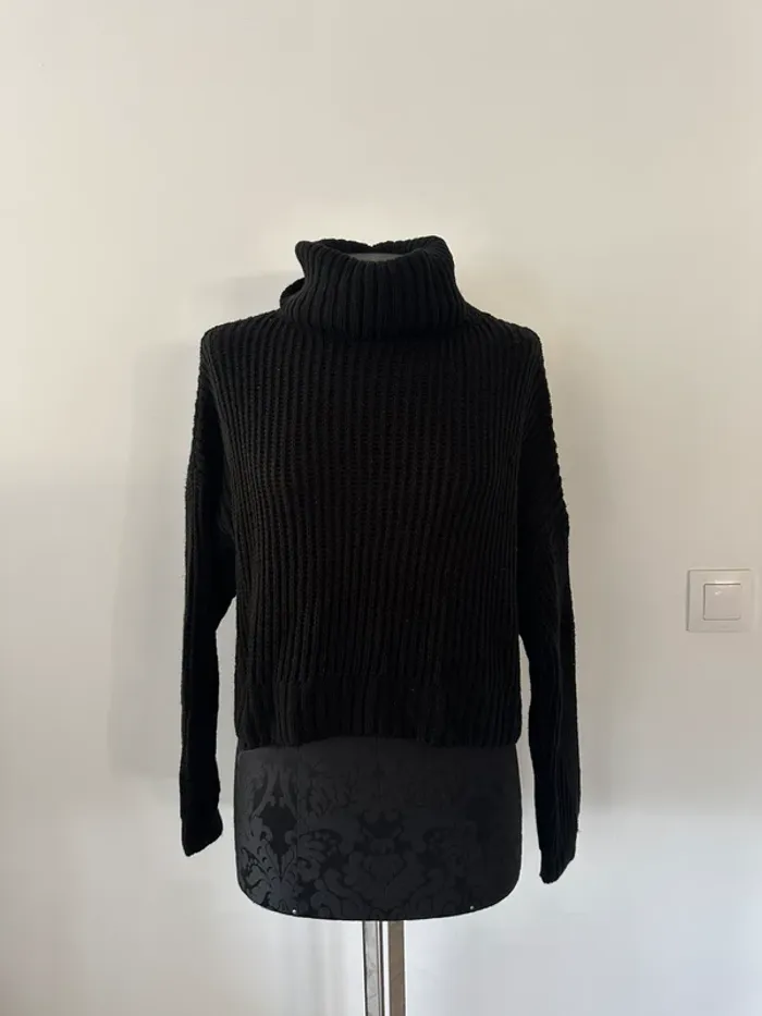 Pull noir col roulé