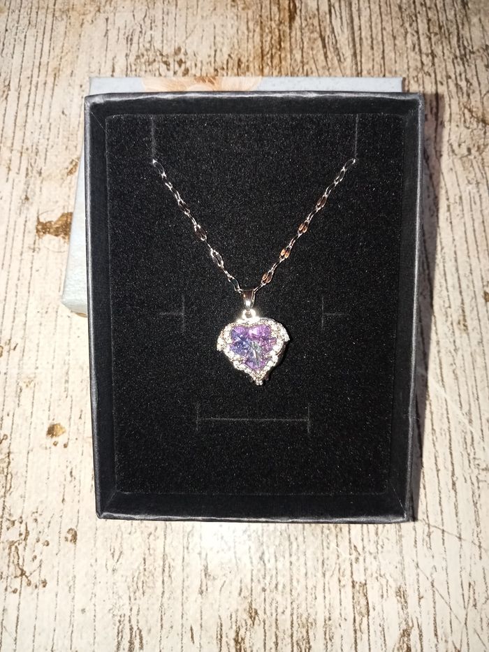 Collier et pendentif en forme de coeur - photo numéro 5