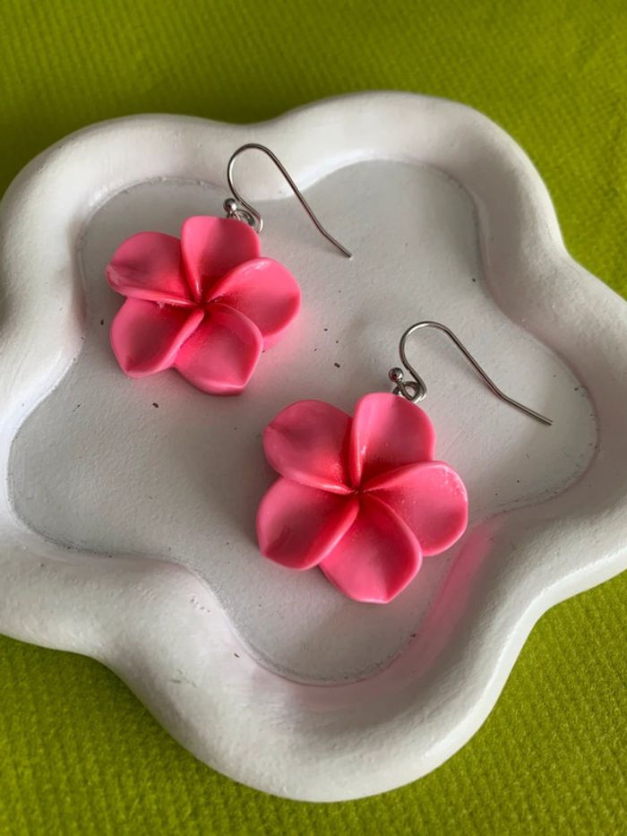 Boucles d’oreilles fleur d’hibiscus rose en résine - photo numéro 4