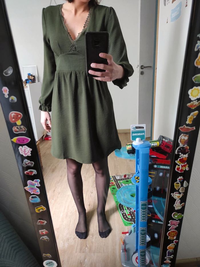 Robe 👗 kaki dentelle décolleté taille S - photo numéro 3
