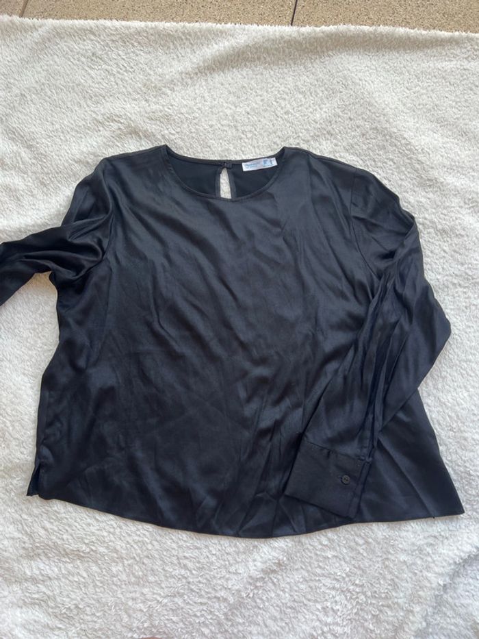Blouse satinée noire