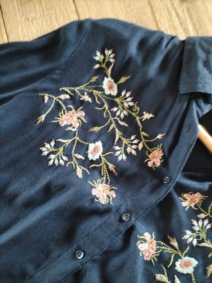 Chemise avec fleurs brodées - photo numéro 2