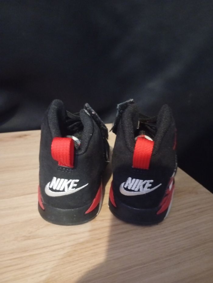 Basket Jordan taille 26 noir et rouge - photo numéro 4