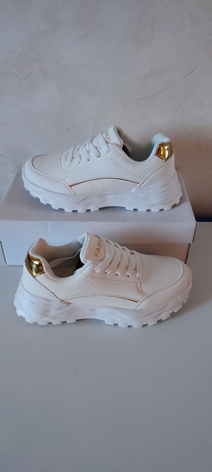 Jolie paire de baskets blanches et doré