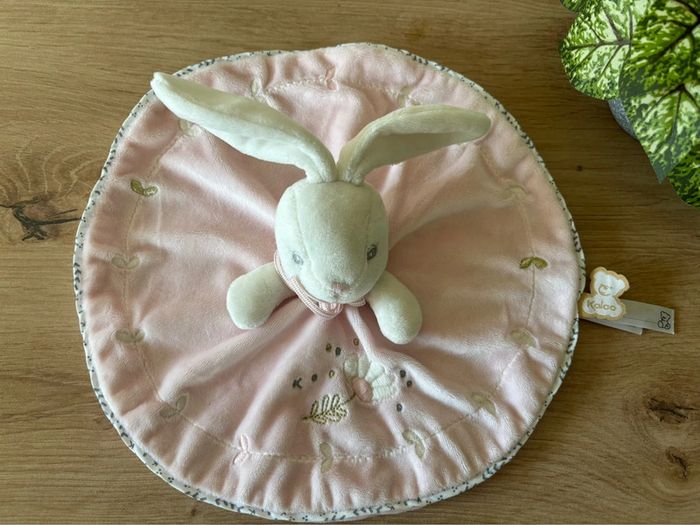 Doudou plat rond lapin rose perle broderie fleur kaloo état neuf - photo numéro 2