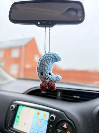 Déco rétroviseur lune bleu jellycat en crochet 