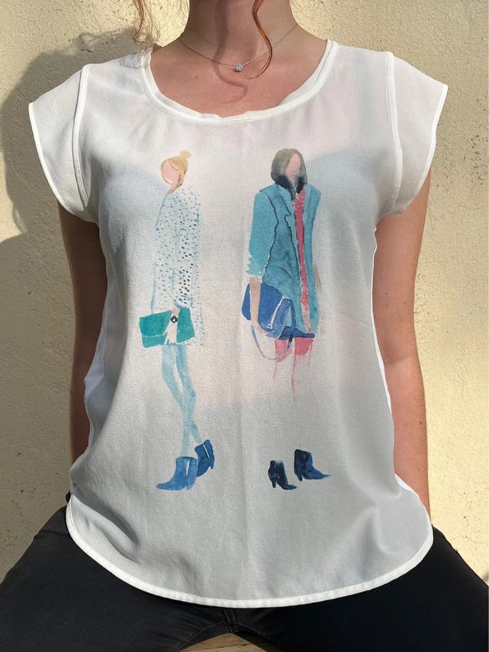 T-shirt fluide et cintré blanc asymétrique avec motif 2 femmes - photo numéro 4