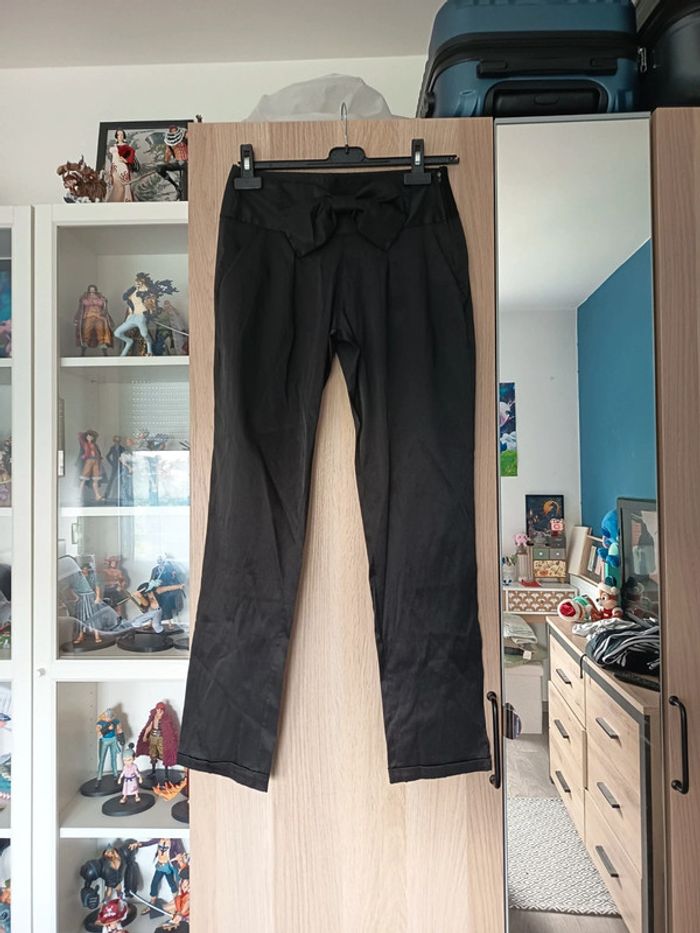 Pantalon droit similicuir noir décoré avec un noeud
avec fermeture éclair - Taille S 36 - photo numéro 2