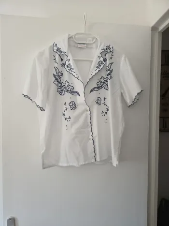 Chemisier blouse femme manche courte blanc brodé bleu TBE taille 40 damart