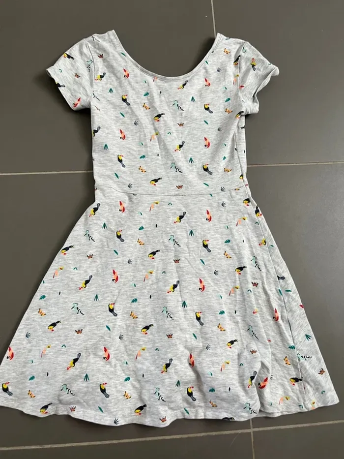 Robe kiabi 10 ans perroquet en très bon état