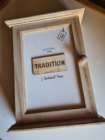 Boîte à clés. En bois. 26 x 20 cm .